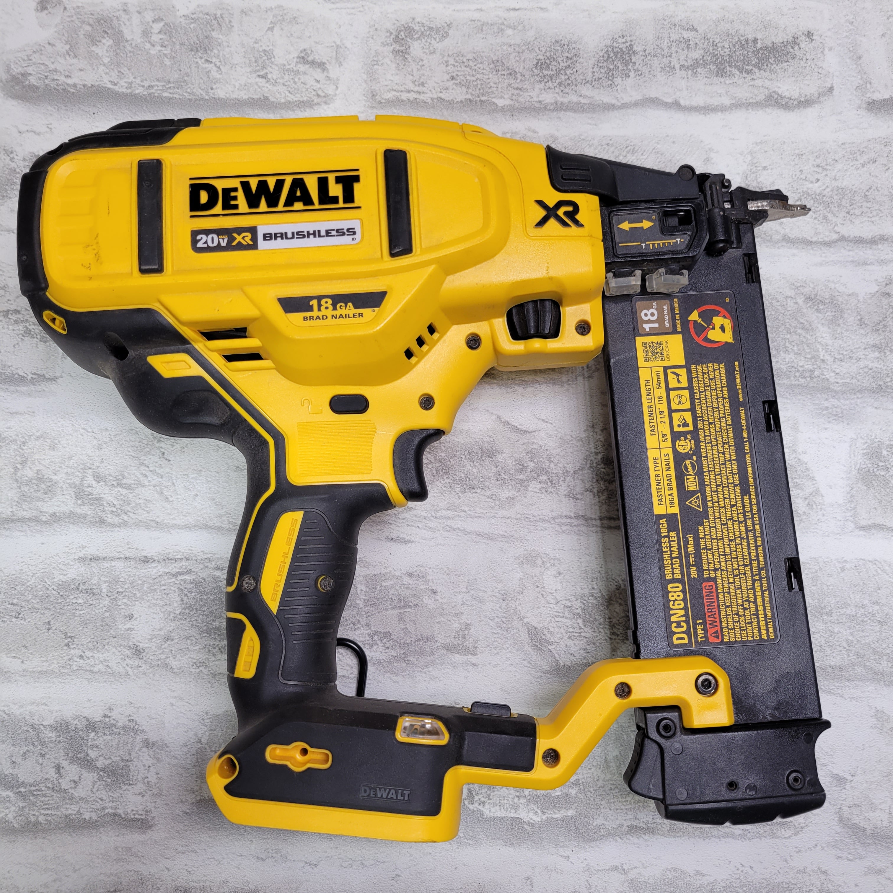 *FOR PARTS* DEWALT 20-Volt MAX XR Cordless 18-Gauge Brad Nailer (Tool-Only) (7654810681582)